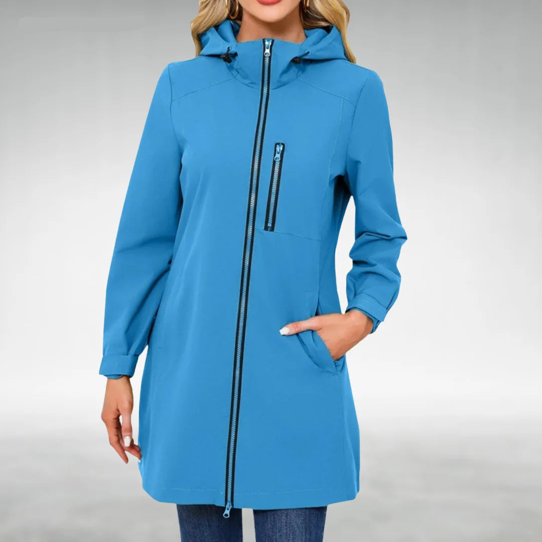 Blaue Damen Regenjacke mit Kapuze, Frontreißverschluss, wasserabweisendem Material und praktischen Seitentaschen.