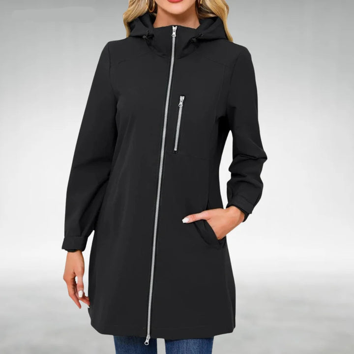 Schwarze Damen Regenjacke mit Kapuze, Frontreißverschluss und wasserabweisendem Material für optimalen Schutz bei Regen.