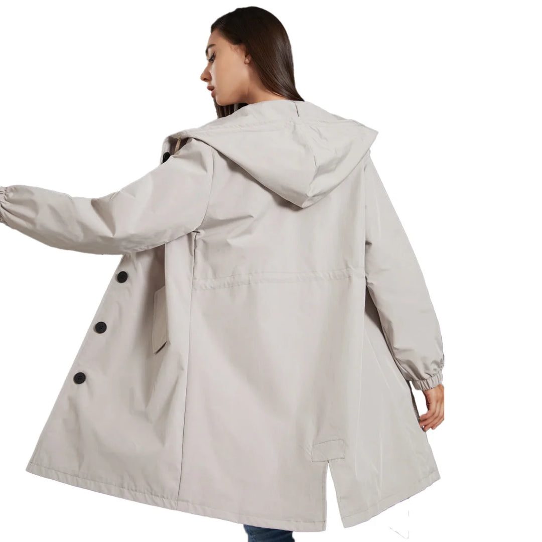 Damen Regenjacke aus atmungsaktivem Material mit Kapuze und praktischer Knopfleiste, ideal für nasses Wetter.