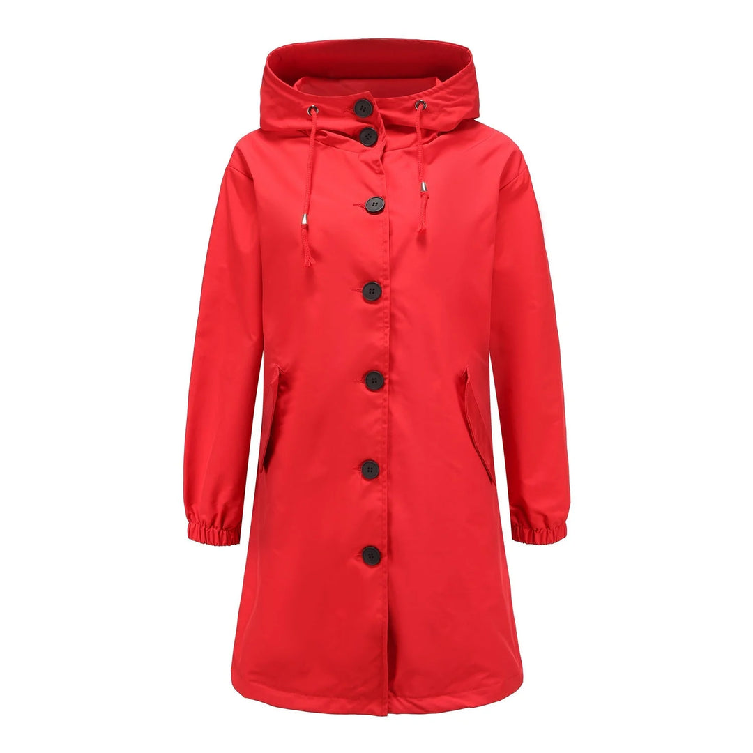 Damen Regenjacke in Rot, mit Kapuze, Knopfleiste und wasserdichtem Material, ideal für nasse Tage.