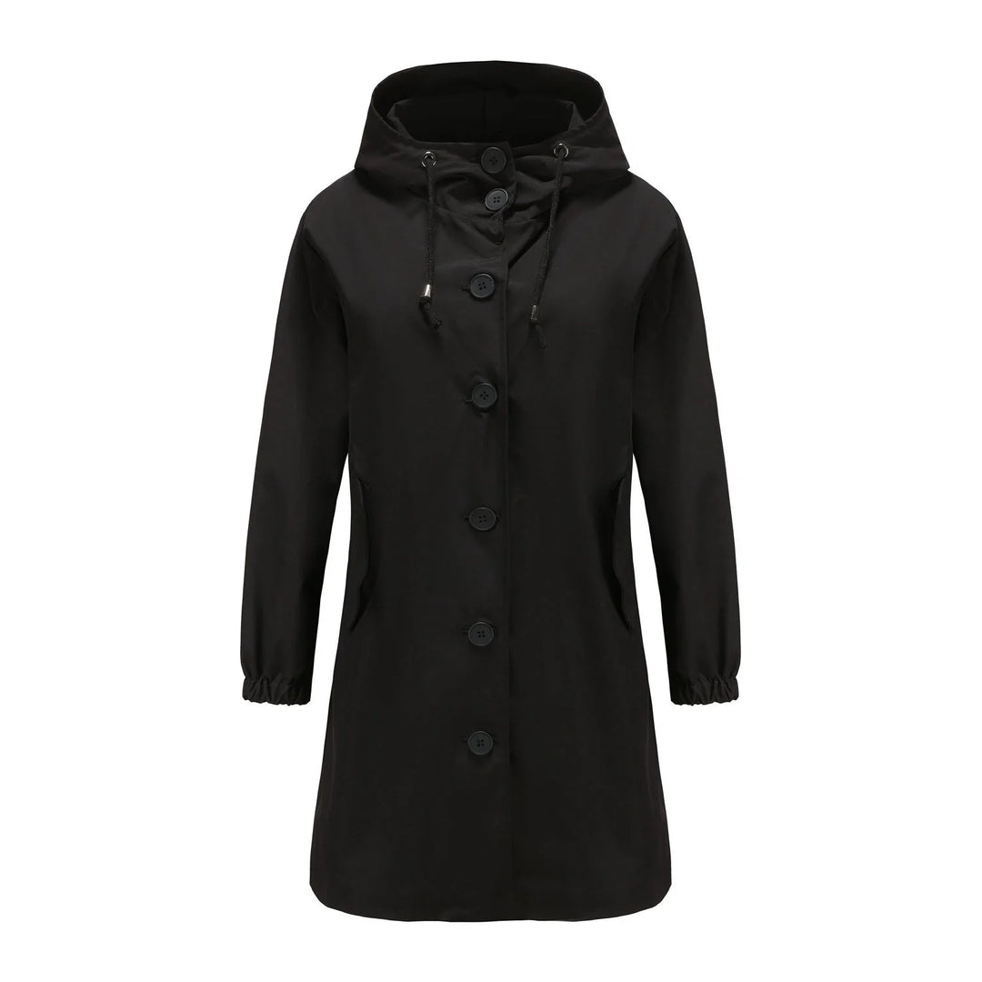 Schwarze Damenregenjacke mit Kapuze, Knopfleiste und wasserabweisendem Material für Schutz bei Regenwetter.