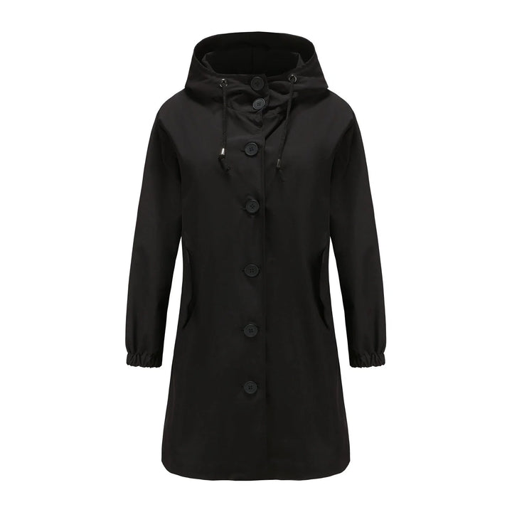 Schwarze Damenregenjacke mit Kapuze, Knopfleiste und wasserabweisendem Material für Schutz bei Regenwetter.