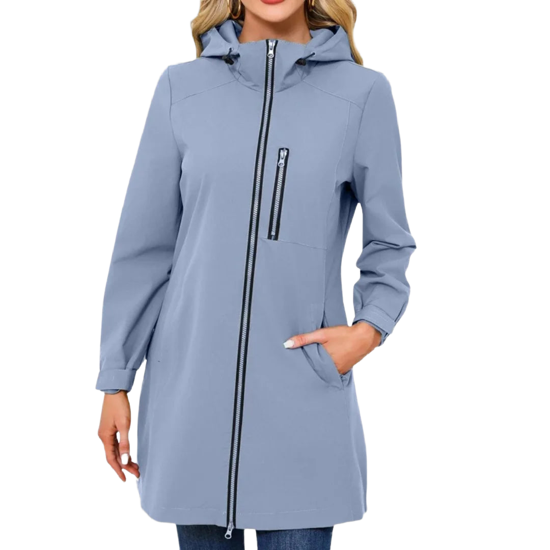 Hellblaue Damen Regenjacke mit Kapuze, aus wasserabweisendem Material, ausgestattet mit praktischem Frontreißverschluss.