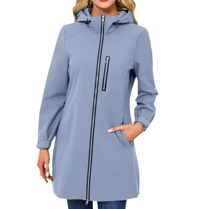 Hellblaue Damen Regenjacke mit Kapuze, aus wasserabweisendem Material, ausgestattet mit praktischem Frontreißverschluss.