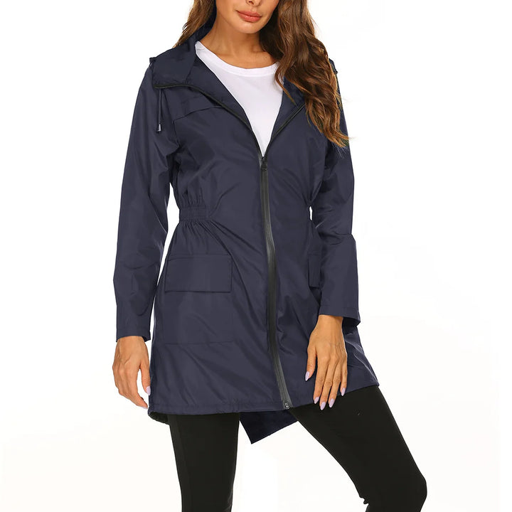 Marineblaue Damen Regenjacke mit Kapuze, praktische Taschen und wasserdichtem Material für optimalen Wetterschutz.