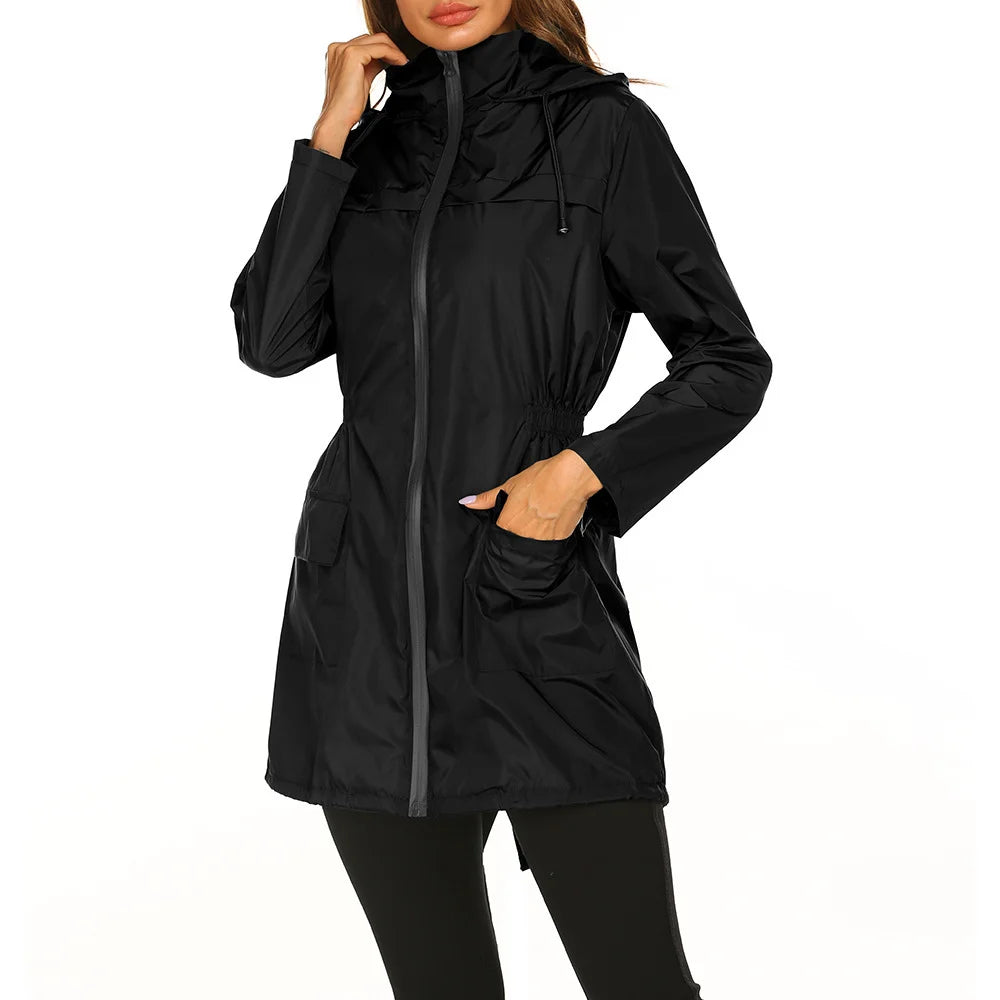 Schwarze Damen Regenjacke mit Kapuze, praktischen Taschen und wasserdichtem Material für optimalen Schutz bei Regen.