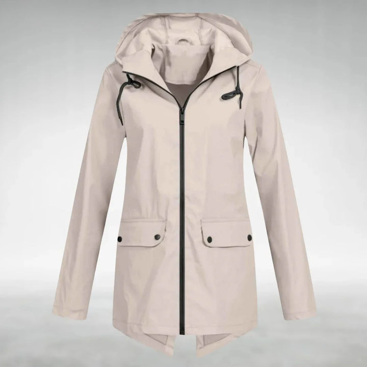 Damen Regenjacke in Aprikose, aus leichtem, wasserabweisendem Material mit verstellbarer Kapuze und seitlichen Taschen.