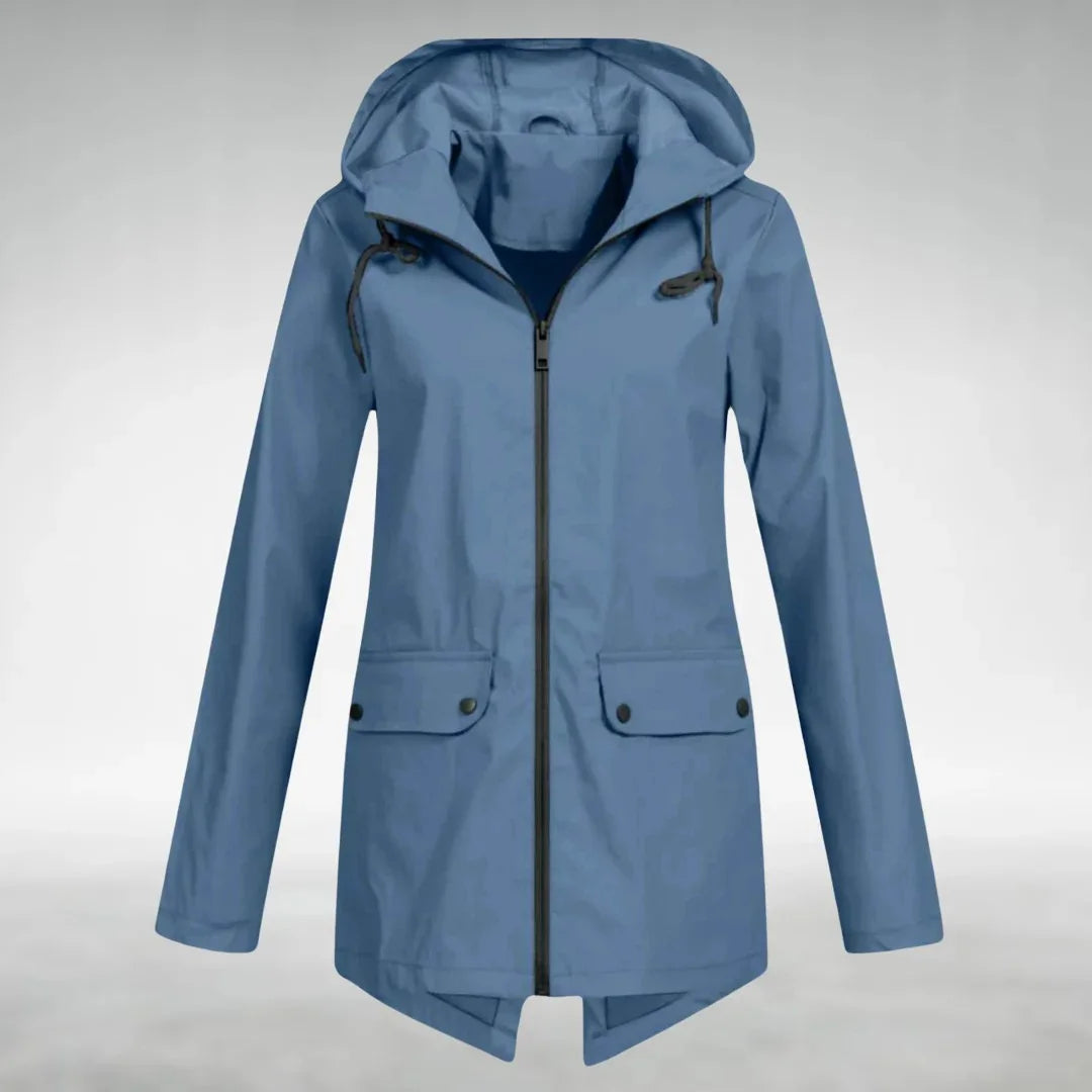 Damen Regenjacke in Blau mit verstellbarer Kapuze, wasserdichtem Material und seitlichen Taschen für zusätzlichen Komfort.