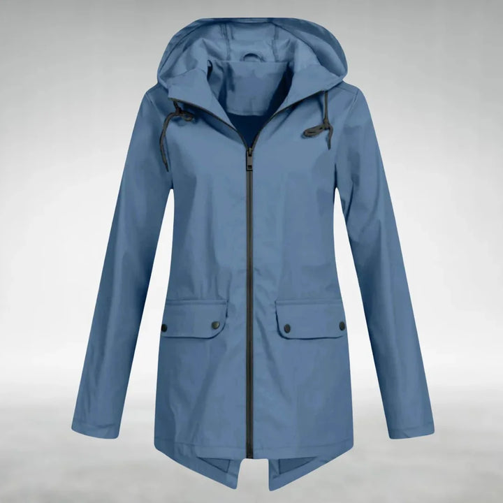 Damen Regenjacke in Blau mit verstellbarer Kapuze, wasserdichtem Material und seitlichen Taschen für zusätzlichen Komfort.