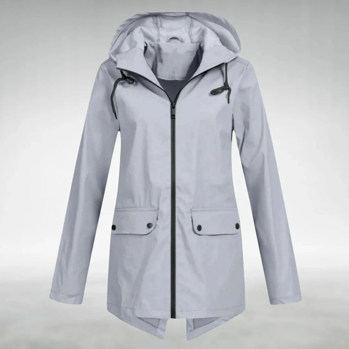 Grau Damen Regenjacke aus leichtem, wasserdichtem Material mit verstellbarer Kapuze und seitlichen Taschen.