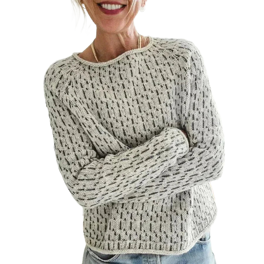 Grau Damen Rundhals Strickpullover aus weichem Material mit geripptem Saum und Bündchen für gemütlichen Tragekomfort.