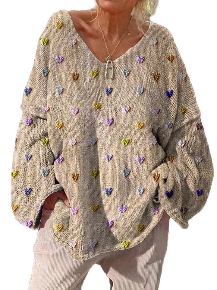 Beiger Damenpullover mit Herzdesign, lockerer Passform, aus weichem Material für angenehmen Tragekomfort.