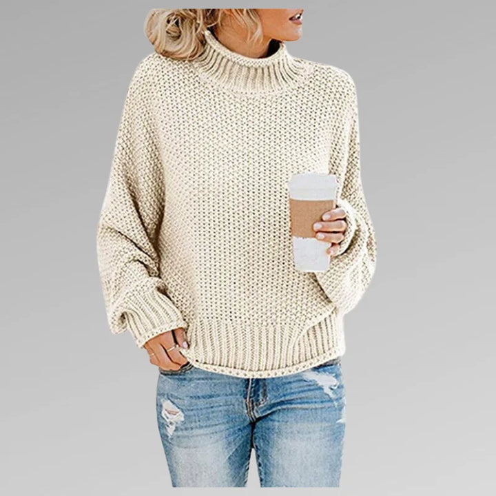 Damen Strickpullover in Creme mit Rollkragen, langen Ärmeln und feinem Strickmuster für gemütlichen Tragekomfort.