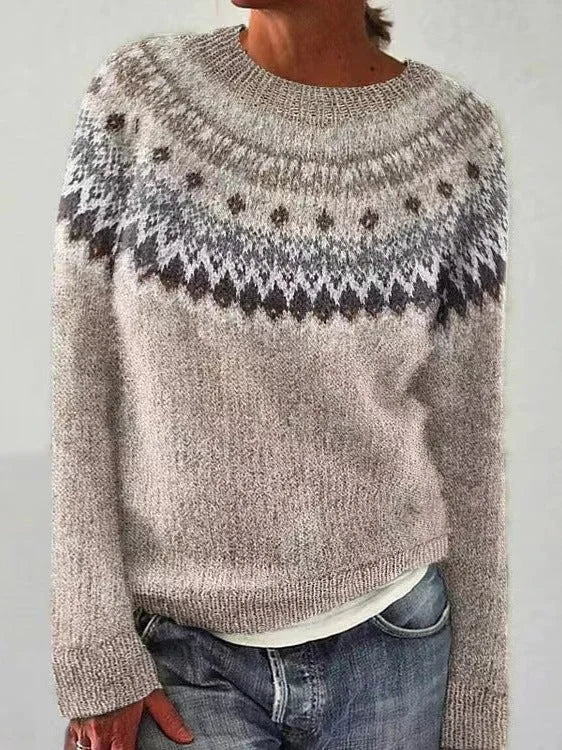 Damen Strickpullover aus weicher Baumwolle mit Rundhalsausschnitt und traditionellem Norwegermuster in hellen Farben.