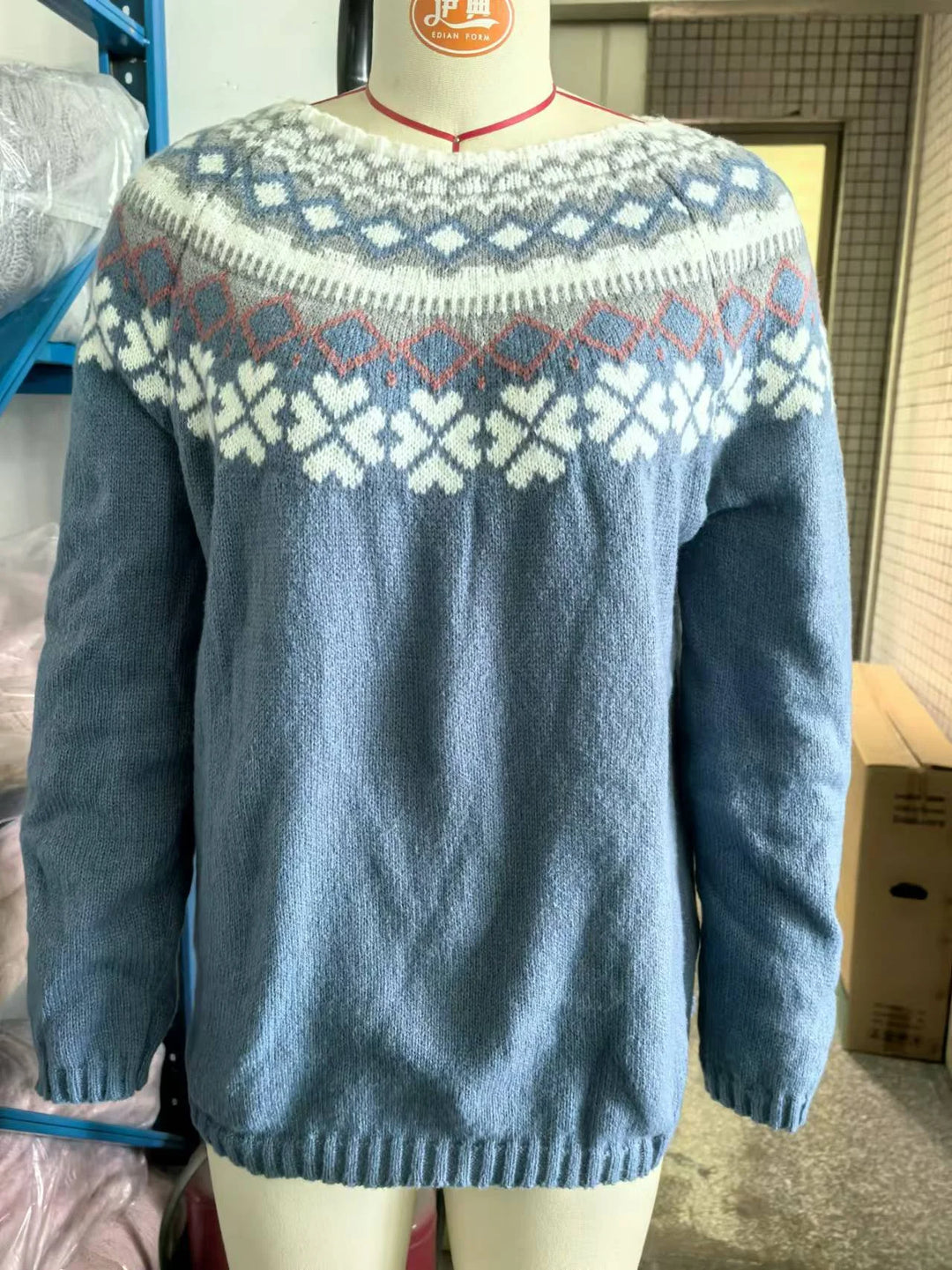 Damen Strickpullover in 8607-Blau, Rundhalsausschnitt, Norwegermuster, aus weicher Baumwolle für angenehmen Tragekomfort.