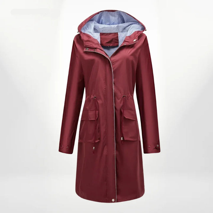 Roter Damen Trenchcoat mit Kapuze, aus wasserdichtem Stoff, ausgestattet mit praktischen Taschen und verstellbarem Gürtel.
