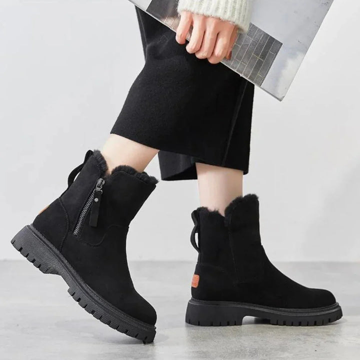 Damen-Winterboots mit warmem Futter, robuster Sohle und warmen, wasserabweisendem Obermaterial für kalte Tage.