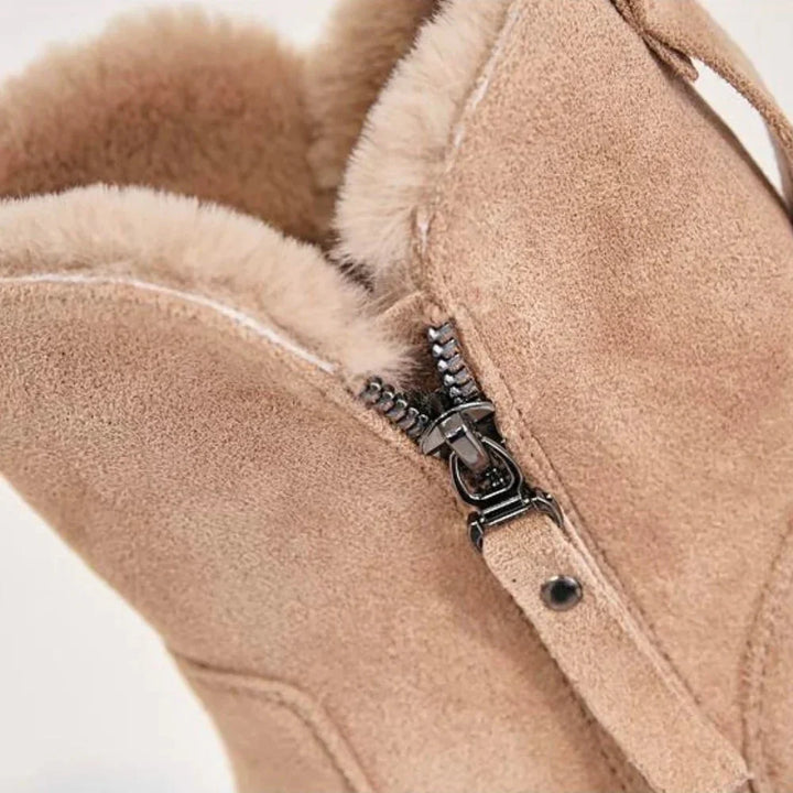 Damen-Winterboots mit warmem Futter, robustem Profil und schnörkellosem Design für besten Komfort in der kalten Jahreszeit.