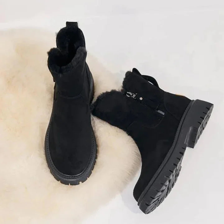 Schwarze Damen-Winterboots aus robustem Material, gefüttert und mit rutschfester Sohle für besseren Halt im Winter.