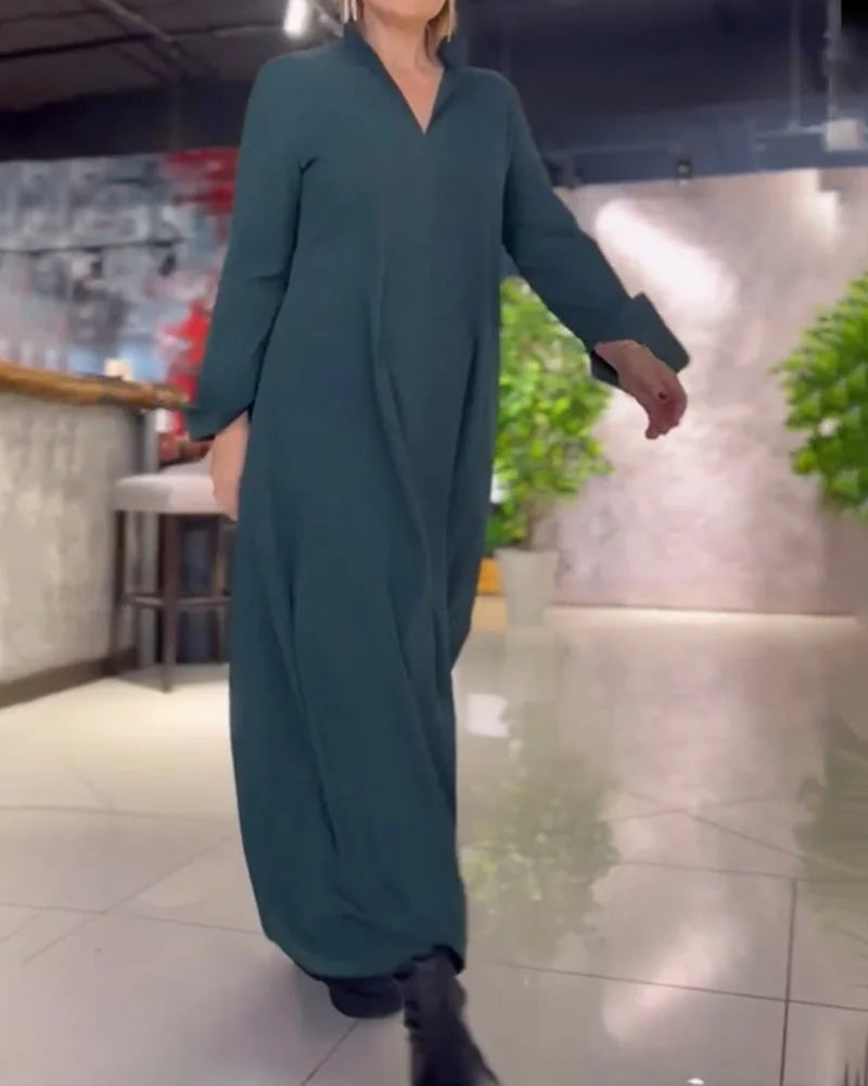 Grünes Damen Maxikleid aus leichtem Stoff mit Seitenschlitz und elegantem Kragen für einen stilvollen Look.