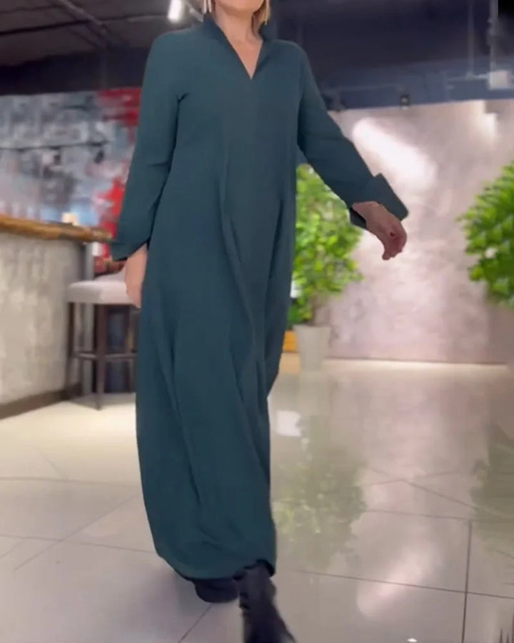 Grünes Damen Maxikleid aus leichtem Stoff mit Seitenschlitz und elegantem Kragen für einen stilvollen Look.