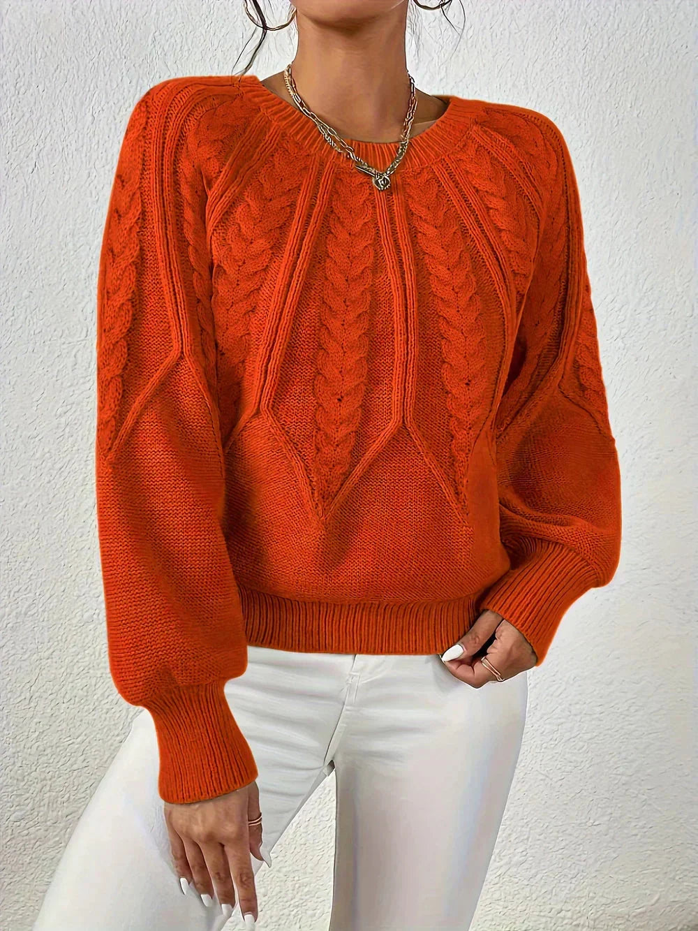 Orange Zopfstrick Pullover für Frauen mit Rundhalsausschnitt, aus weichem Wollmix, ideal für kalte Tage.