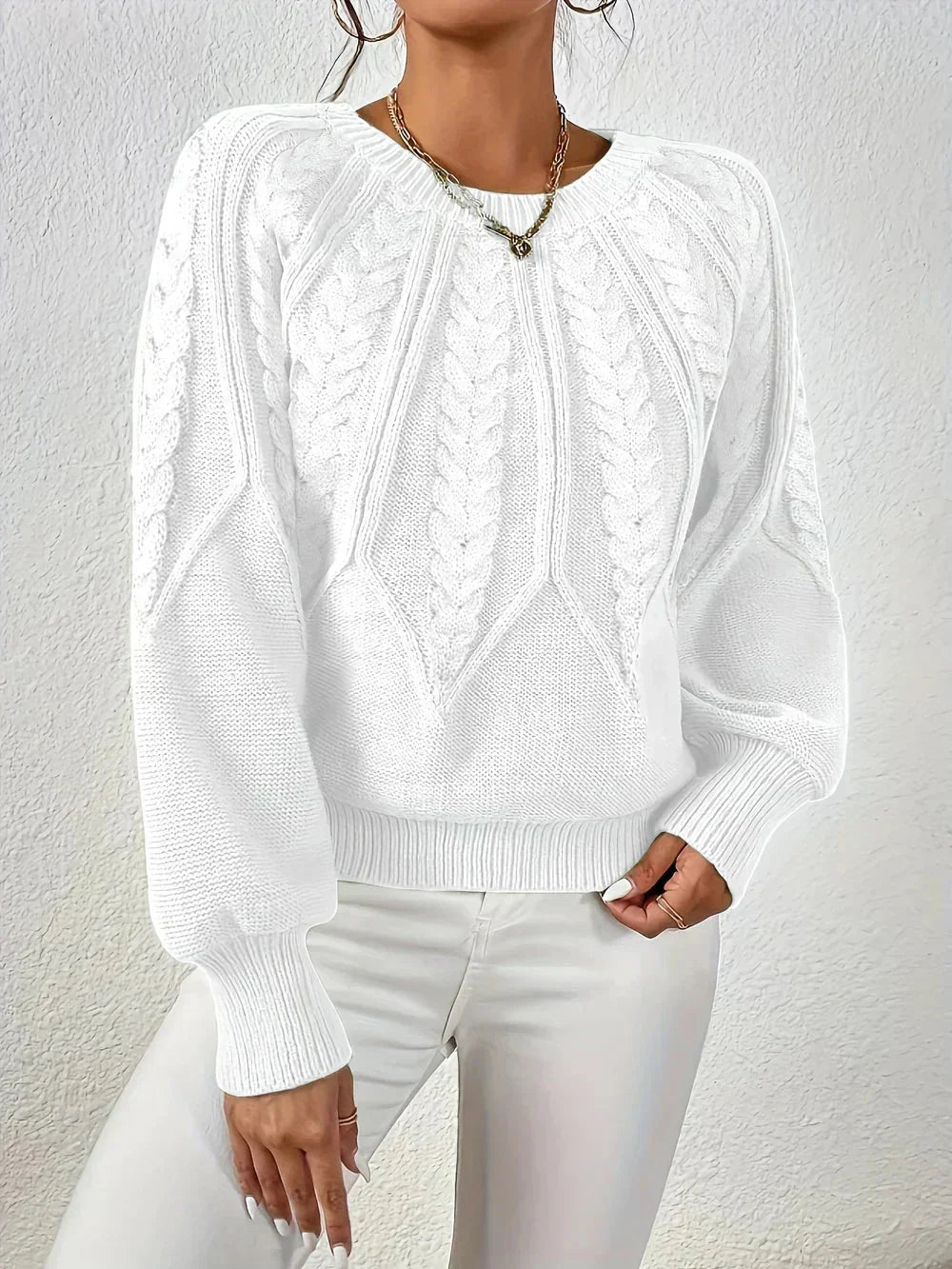 Weißer Frauen Pullover aus Zopfstrick mit Rundhalsausschnitt, aus weichem Material, ideal für den Alltag.