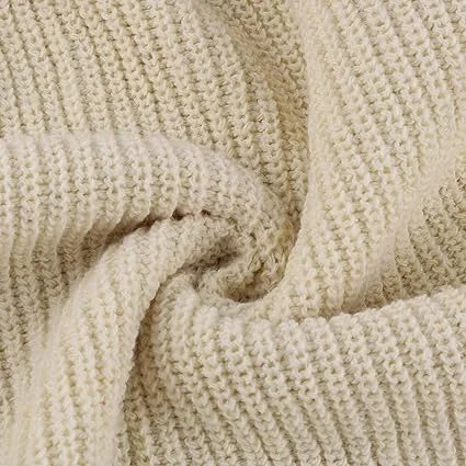 Grobstrick Rollkragenkleid aus weichem Material, locker geschnitten, ideal für eine gemütliche Herbstgarderobe.