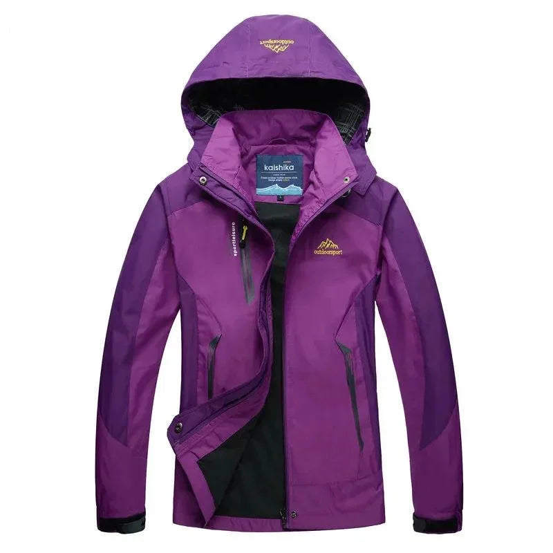 Violette wasserabweisende Outdoor-Jacke aus atmungsaktivem Material mit abnehmbarer Kapuze und praktischen Taschen.