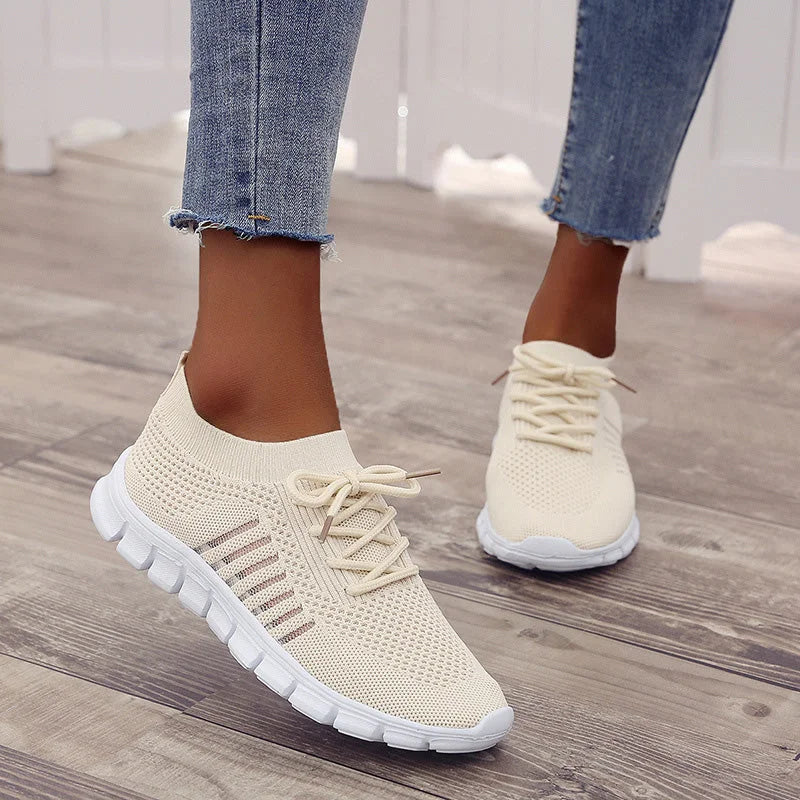 Beige Damen Sneakers mit orthopädischer Sohle, atmungsaktiv und bequem, ideal für den Alltag und sportliche Aktivitäten.