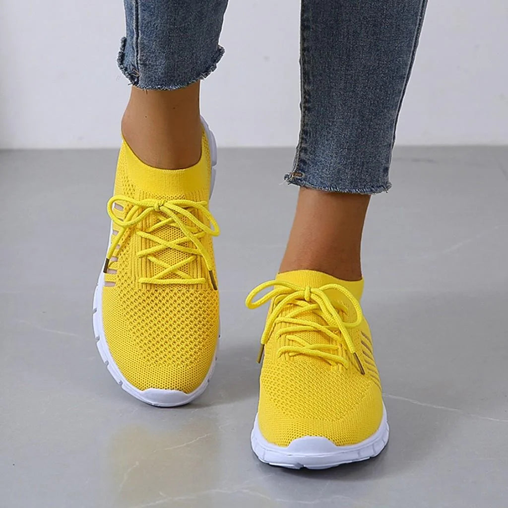 Dunkelgelbe Damen Sneakers mit orthopädischer Sohle, atmungsaktiv, sportlich-elegant, perfekt für aktive Tage unterwegs.
