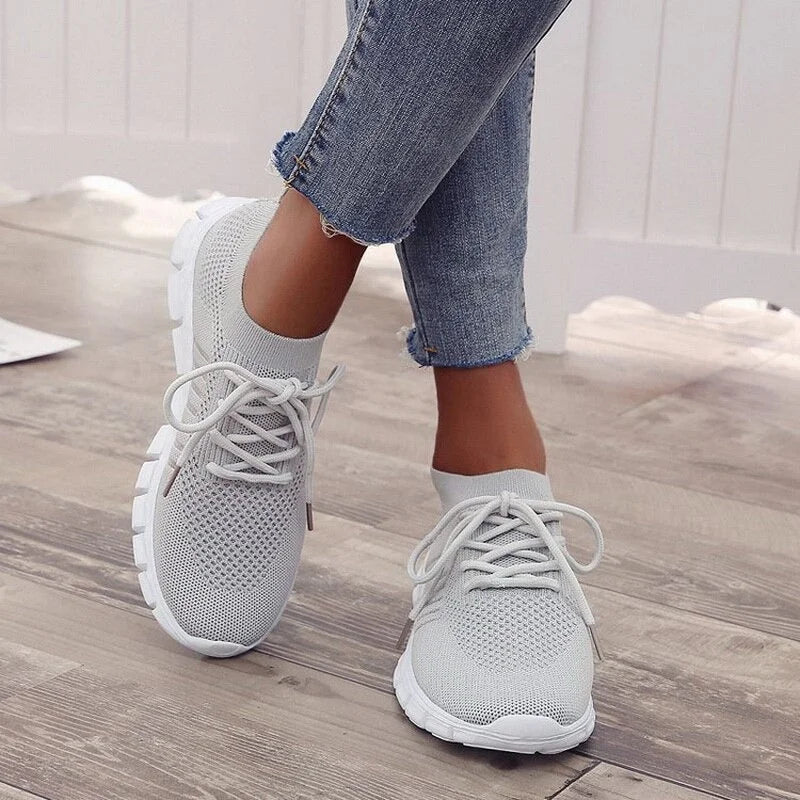Graue Damen Sneakers mit orthopädischer Sohle, atmungsaktiv und bequem, ideal für den Alltag oder Fitnessstudio.