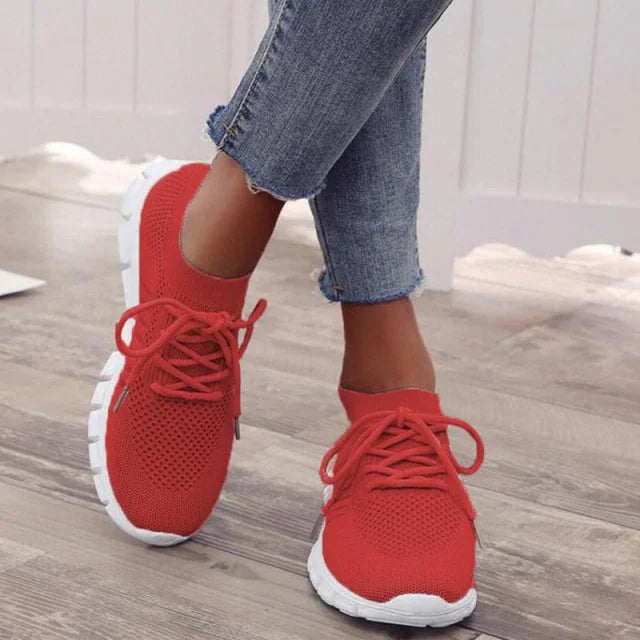 Rote Damen Sneakers aus atmungsaktivem Material mit orthopädischer Sohle, ideal für den Alltag oder sportliche Aktivitäten.