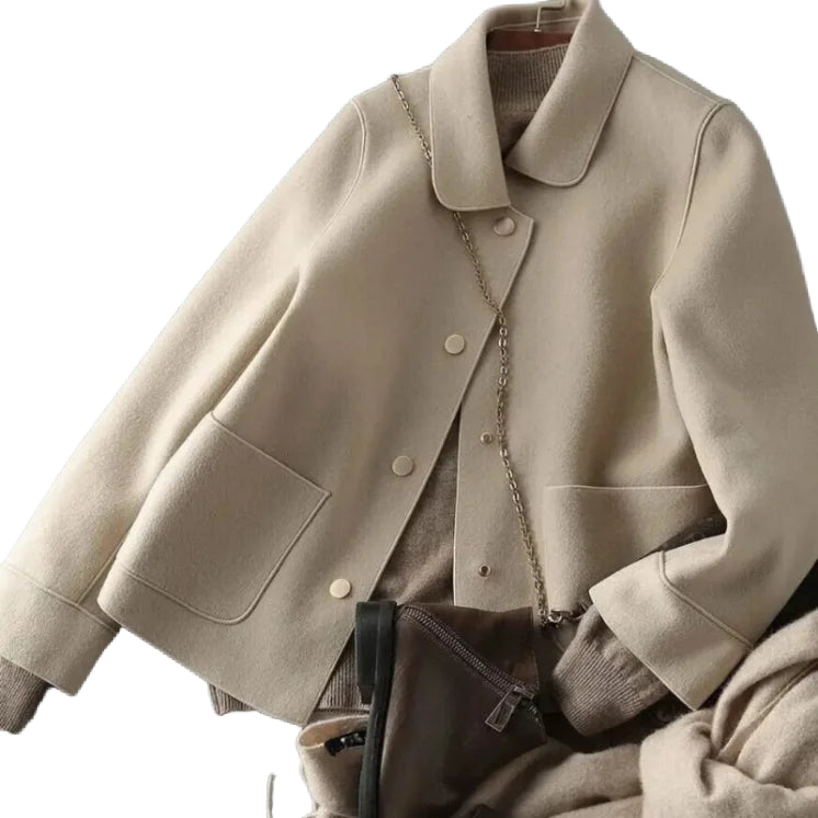 Beige Damenjacke aus hochwertigem Stoff mit Knopfverschluss und praktischen Taschen, ideal für den Alltag.