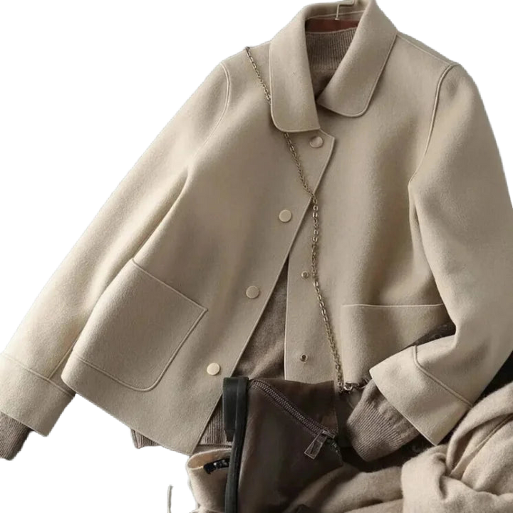 Beige Damenjacke aus hochwertigem Stoff mit Knopfverschluss und praktischen Taschen, ideal für den Alltag.