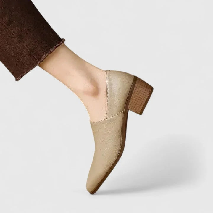 Bequeme Damen Schuhe aus weichem Leder mit niedrigem Absatz und zeitlosem Design für den Alltag.