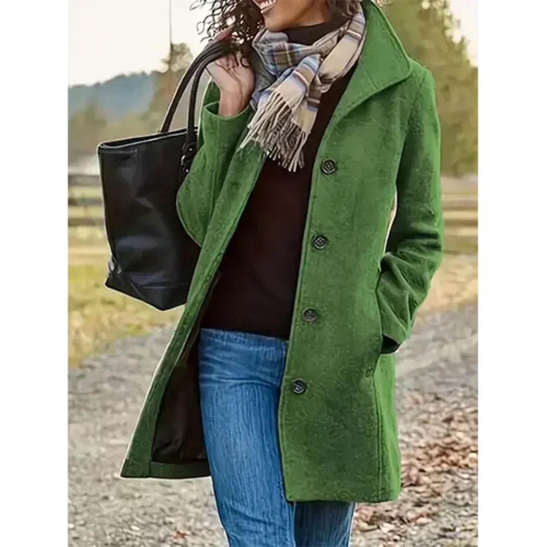 Grüner Übergangsmantel mit Knopfleiste, großem Kragen und weichem Material, ideal für die Übergangszeit.