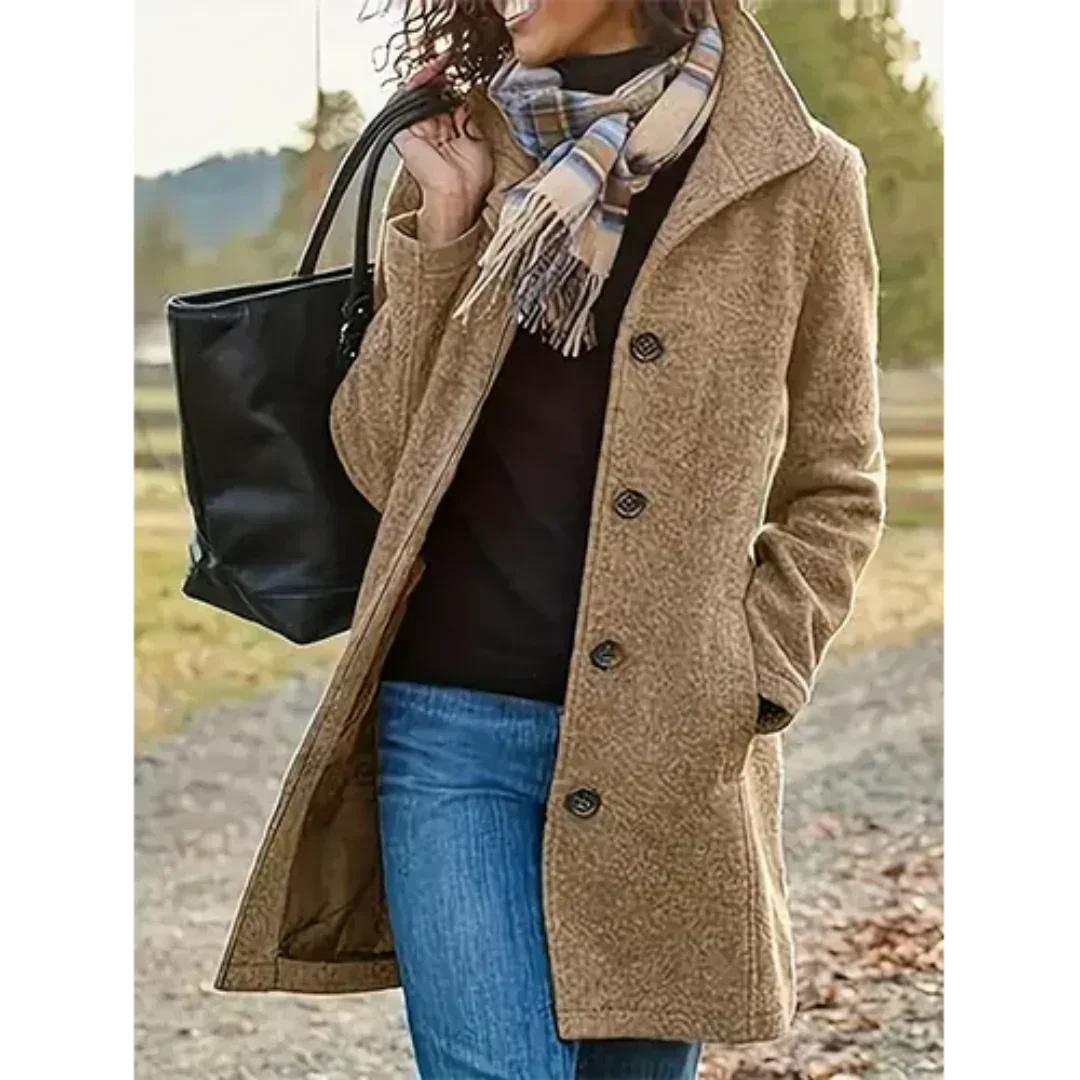Khaki Übergangsmantel mit Knopfleiste, großem Kragen und weichem Material für angenehmen Tragekomfort in der Übergangszeit.