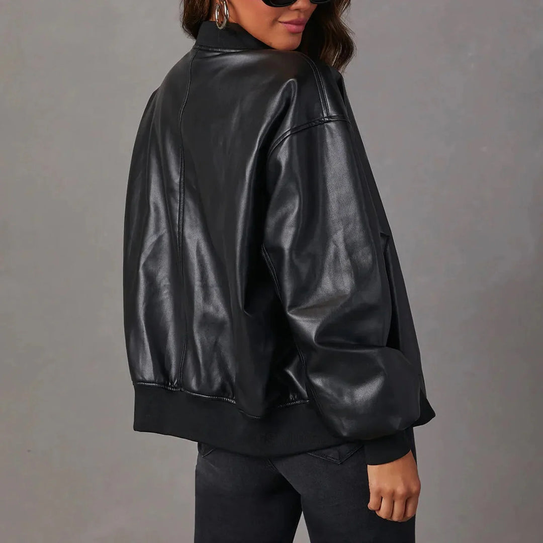 Übergroße Damen Bomberjacke aus weichem Stoff mit Reißverschluss und elastischen Bündchen für optimalen Tragekomfort.