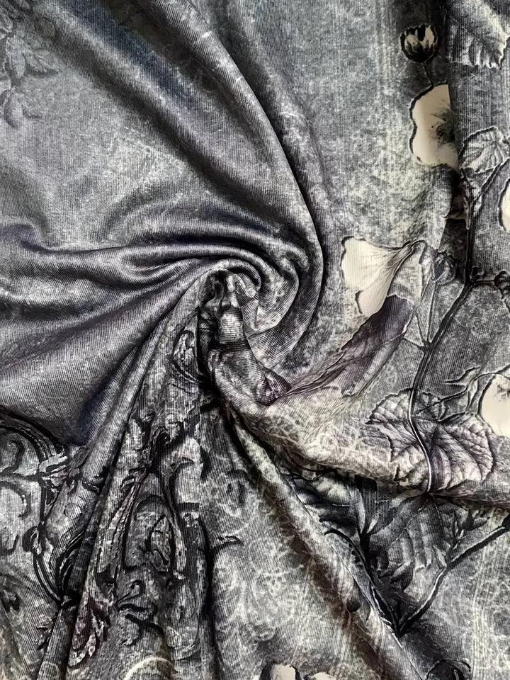 Damen A-Linie Kleid in Schwarz mit V-Ausschnitt, ärmellos und Knopfleiste aus leichtem Stoff.