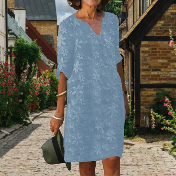 Himmelblaues A-Linien-Kleid mit Blumenmuster, V-Ausschnitt. Leichter Stoff für bequemes Tragen im Sommer. Femininer Look für…