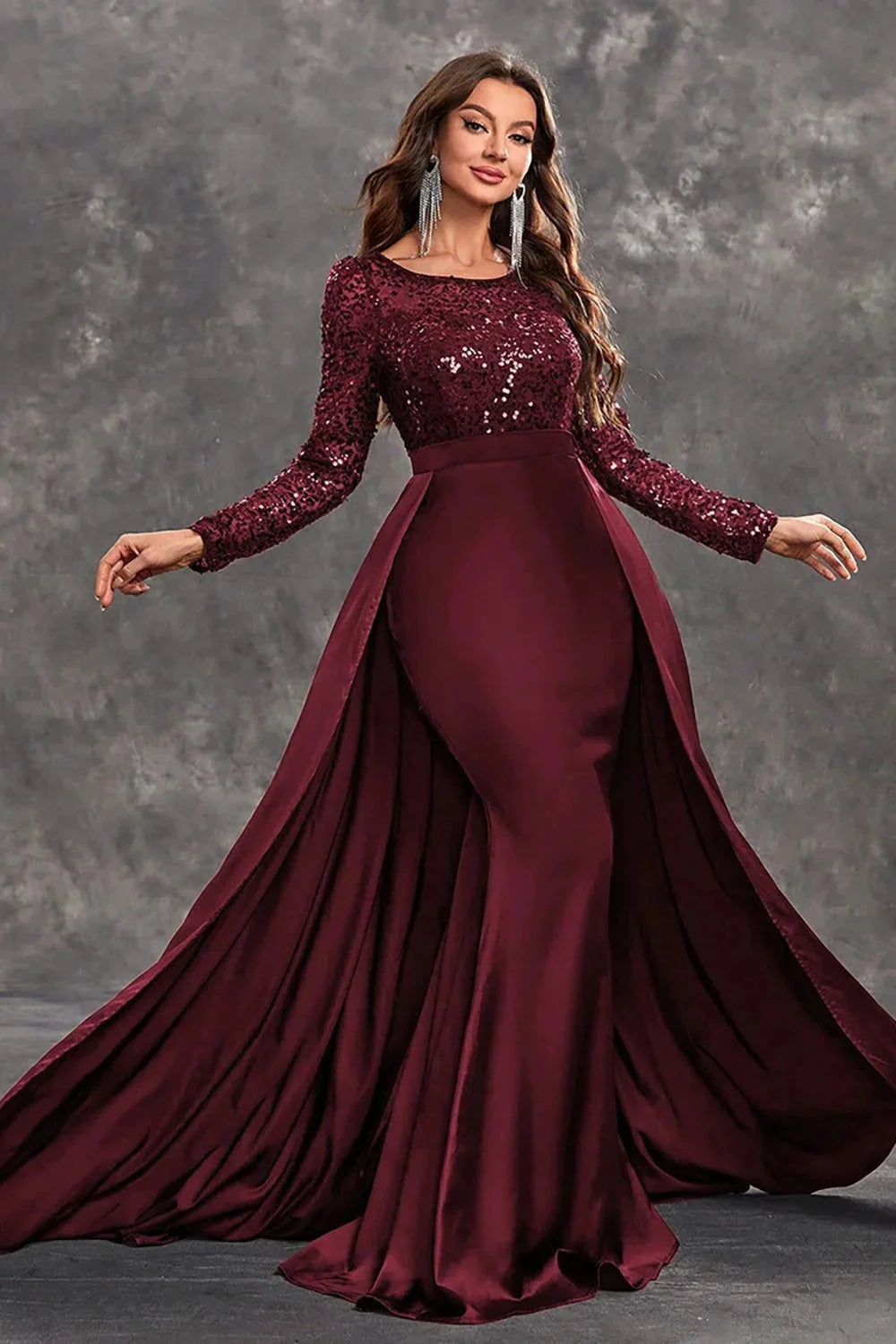 Damen Abendkleid mit Paillettenoberteil und fließendem Rock – High-quality product image.