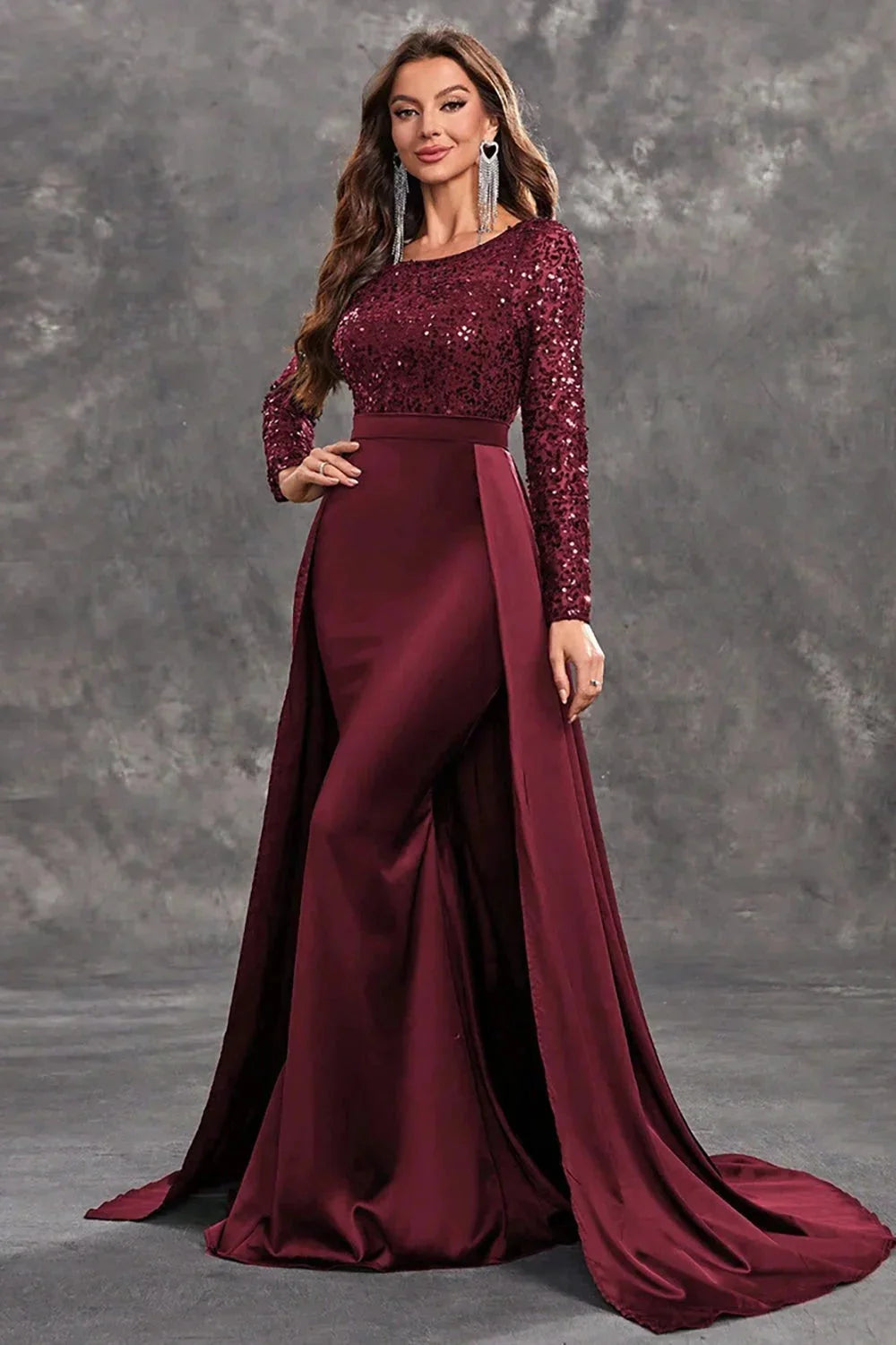 Damen Abendkleid mit Paillettenoberteil und fließendem Rock – High-quality product image.