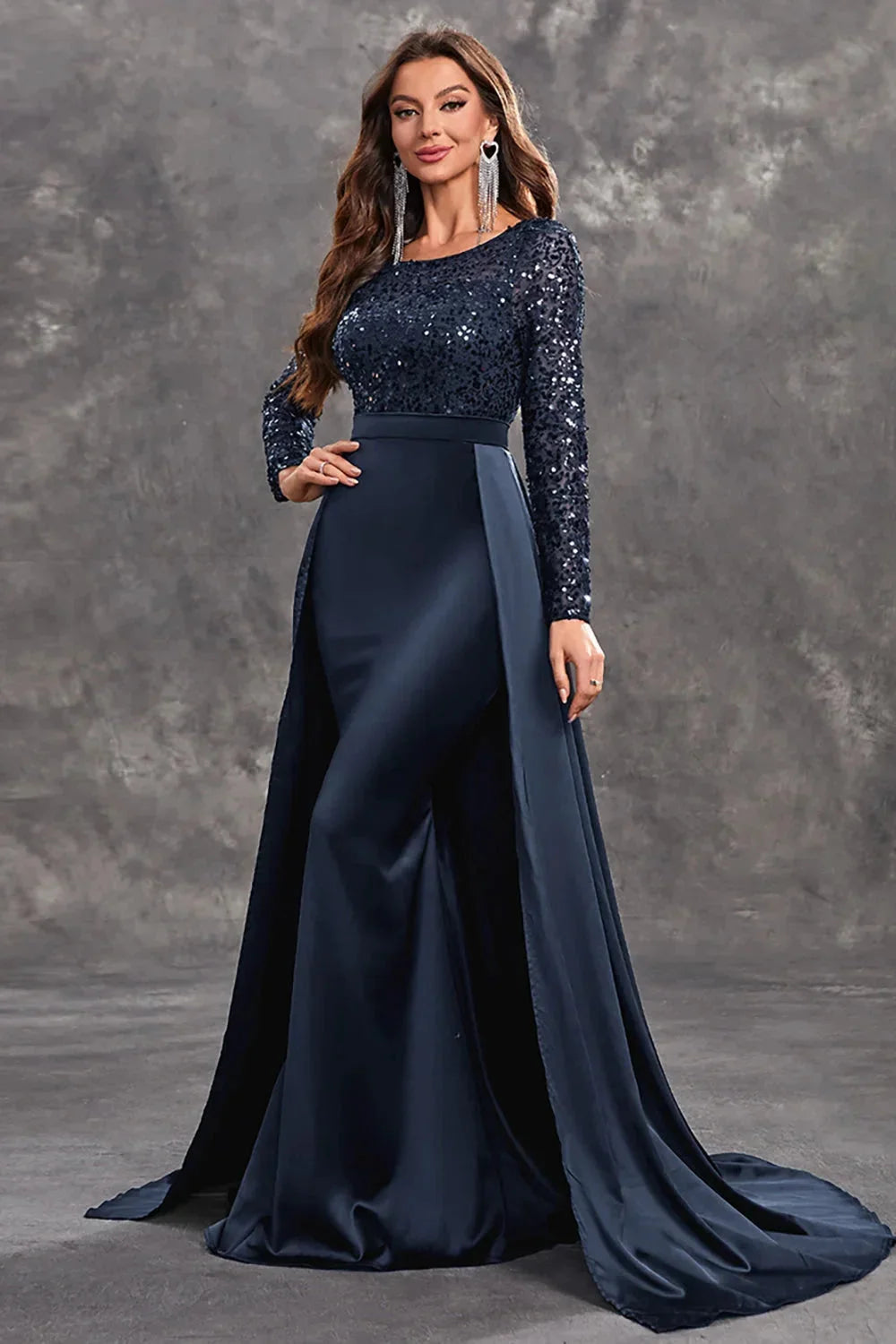 Damen Abendkleid mit Paillettenoberteil und fließendem Rock – High-quality product image.