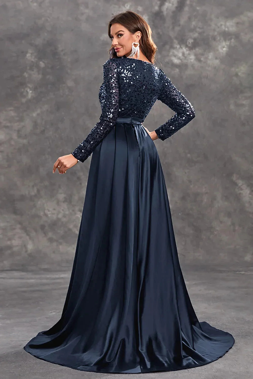 Damen Abendkleid mit Paillettenoberteil und fließendem Rock – High-quality product image.