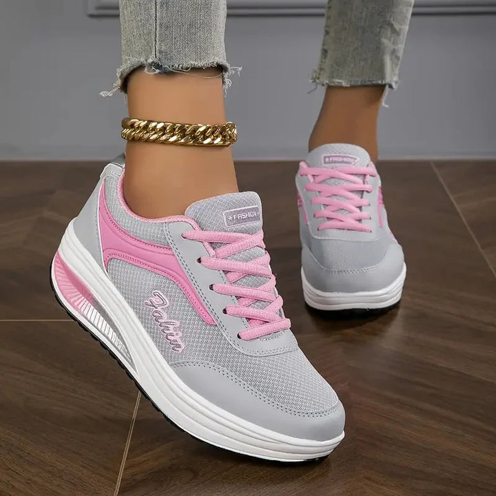 Graue Damen Air Cushion Sneakers mit atmungsaktivem Mesh-Design und rosa Akzenten für bequemen und stilvollen Tragekomfort.