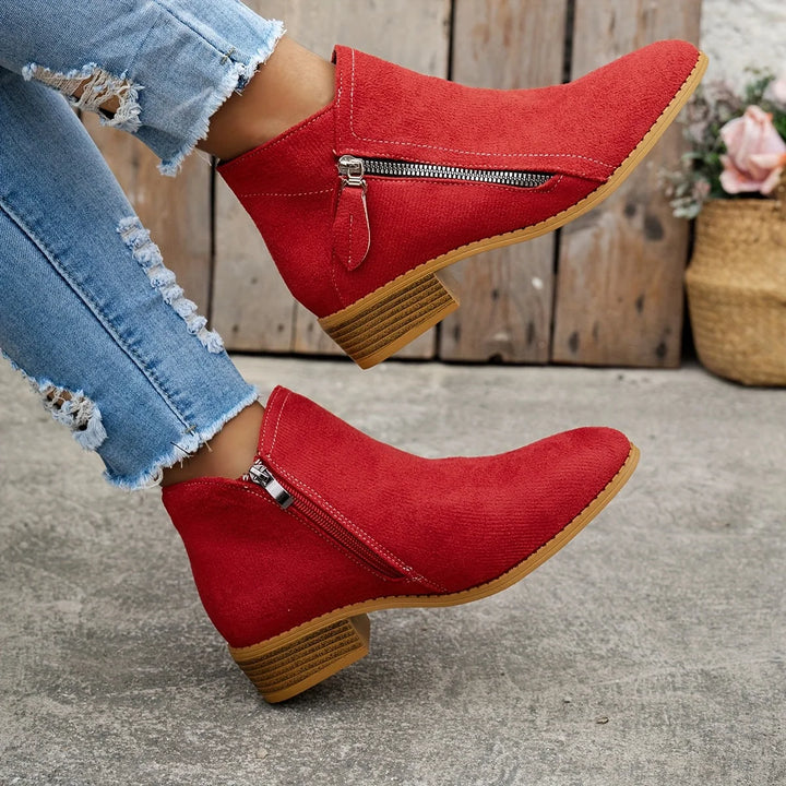 Damen Ankelstiefel aus schwarzem Leder mit seitlichem Reißverschluss und schmaler Silhouette für bequemes Tragen.