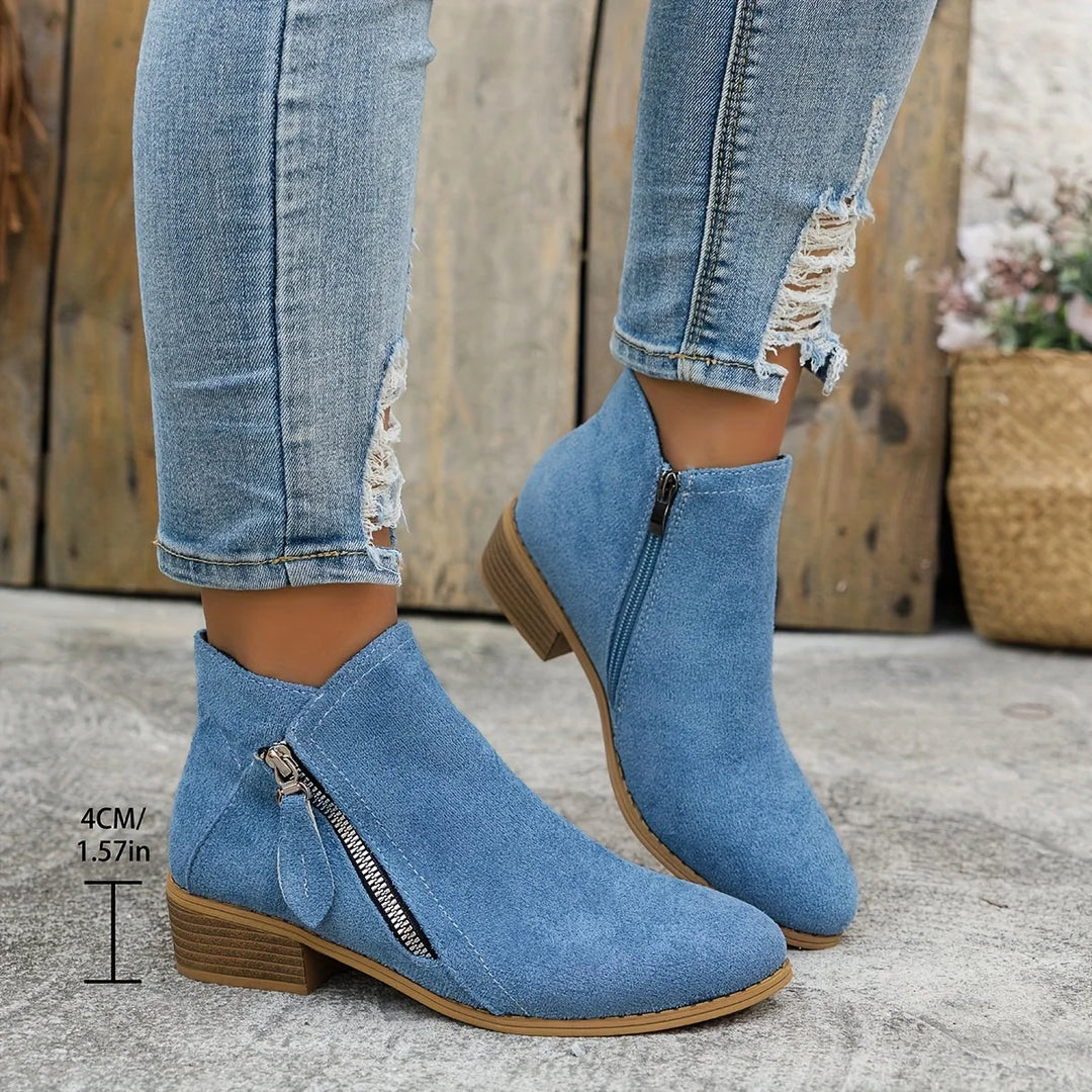 Damen Ankelstiefel aus weichem Leder mit seitlichem Reißverschluss und flachem Absatz, ideal für den Alltag.