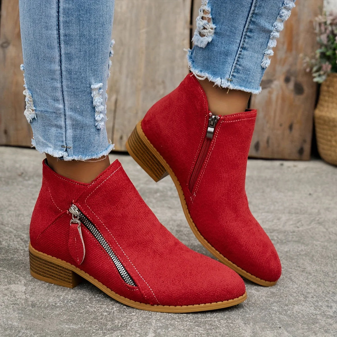 Damen Ankelstiefel aus weichem Leder mit seitlichem Reißverschluss und klassischem, schlichtem Design in Schwarz.