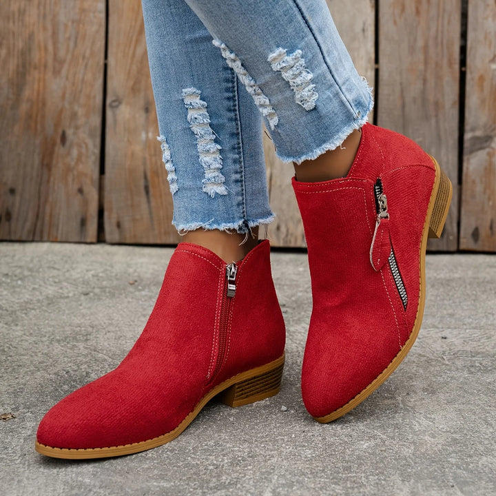 Damen Ankelstiefel aus weichem Leder mit seitlichem Reißverschluss und dekorativen Nähten für einen eleganten Look.